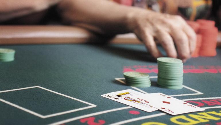una mano de blackjack en el casino de Madrid